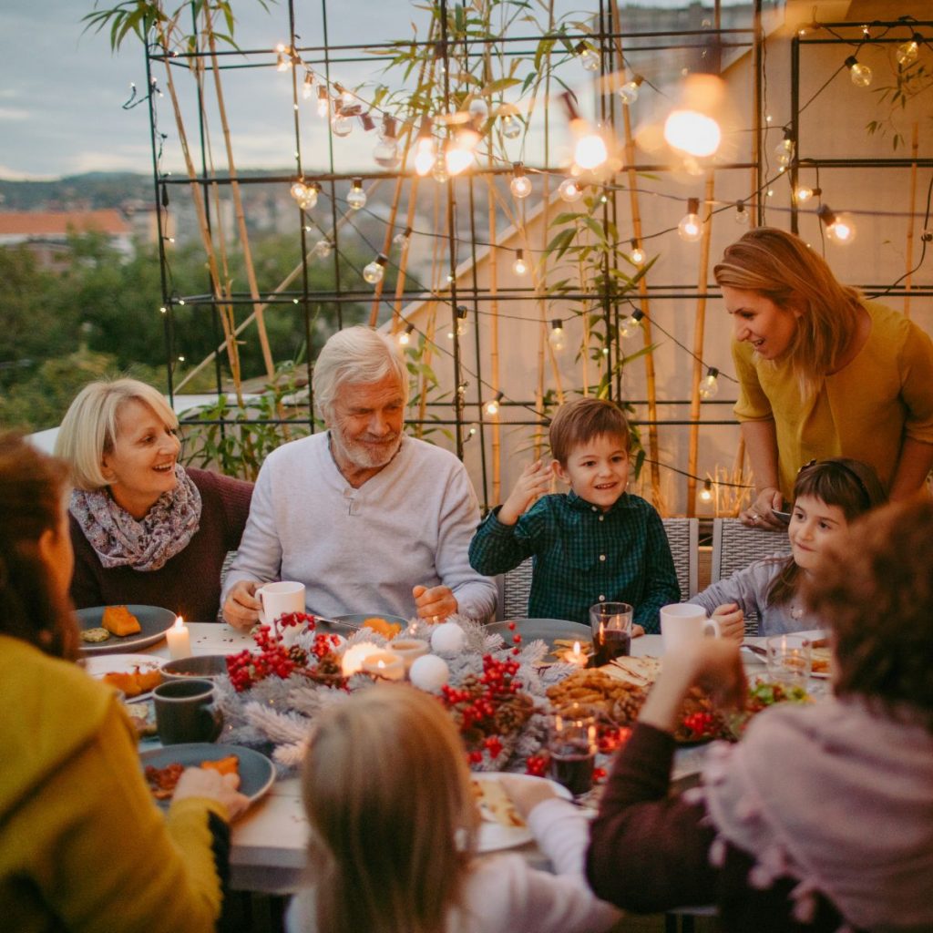 Read more about the article Who Pays For Dinner With Family? Parents, Siblings And Extended Family